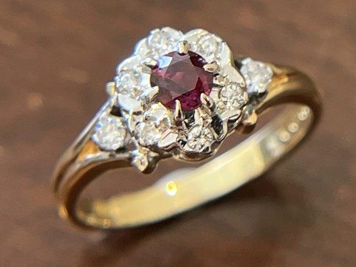 Beautiful vintage 18ct gold - beautiful,
