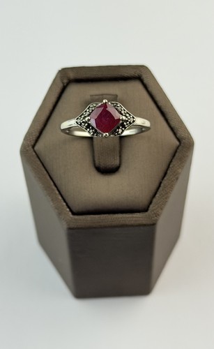 Ruby 9ct gold - ruby, ring