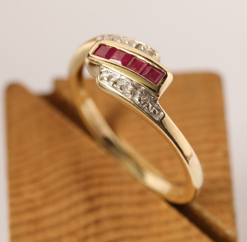 9ct solid yellow gold ruby - 9ct,