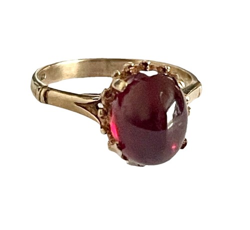 9ct 375 gold - cabochon, ruby
