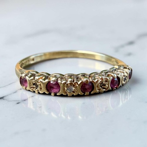 Beautiful vintage 9ct gold - beautiful,