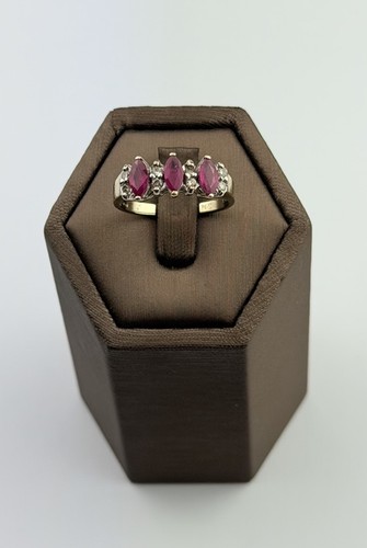 Ruby and diamond - diamond, 9ct