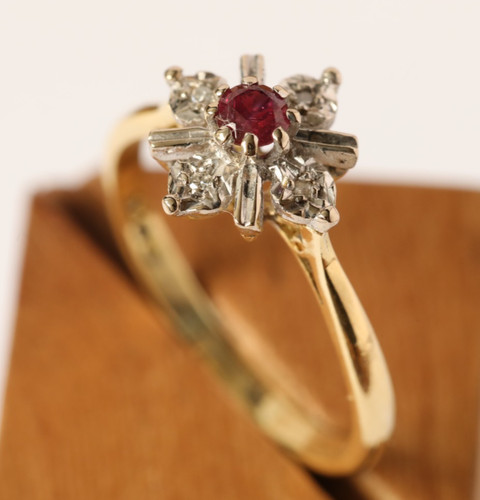 18ct solid yellow gold ruby - 18ct,